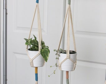 minimal macrame plant hanger // simple macrame plant holder for hanging plant decor | two colour macrame plant wall hanging | plant lover