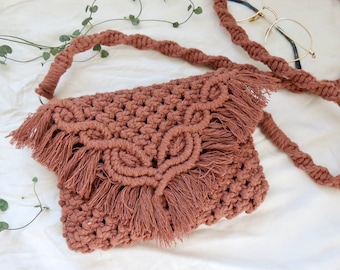 macrame purse // cute macrame bag | macrame clutch bag | woven fringe purse | cute sustainable fashion | bohemian purse | gifts for her