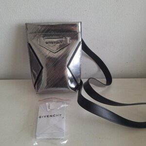 Petit sac unisexe en cuir argenté Givenchy