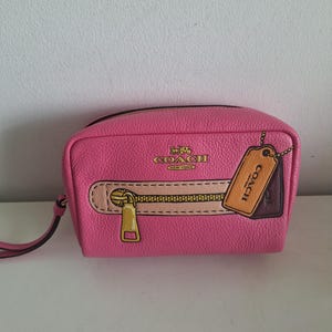 Bolso de pulsera de cuero novedoso en color rosa intenso de Coach