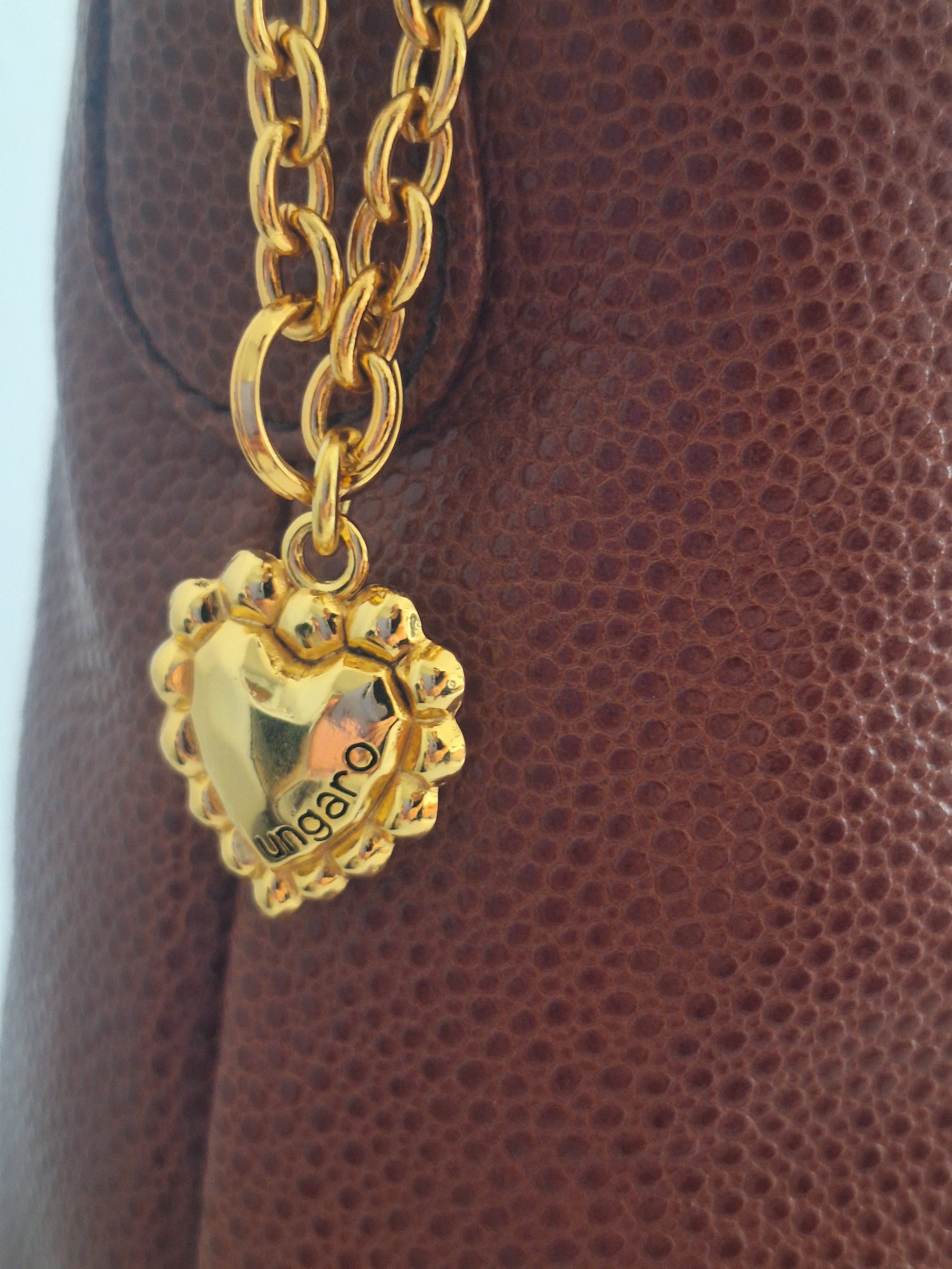 【vintage】Ungaro Parisゴールドカラー編み込みタッセルブローチ vintage】Ungaro Parisゴールドカラー編み込みタッセルブローチ