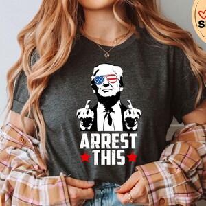Camiseta "Arresten a este Trump", Dedos medios, Camiseta divertida de Blazin USA, Make America Great Again, Camiseta republicana, MAGA 2024, Camiseta de Donald Trump