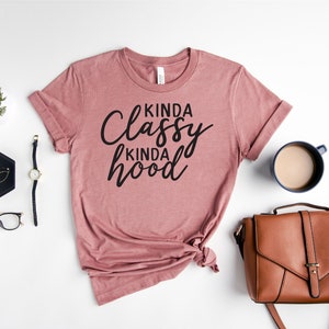 Puede incluir: Juego de tres tazas de cer&aacute;mica con acabado mate moteado. Las tazas son de color crema, gris claro y gris oscuro. Dise&ntilde;o sencillo y minimalista, ideal para caf&eacute; o t&eacute;.