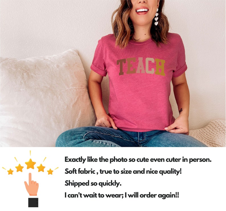 Może przedstawiać: R&oacute;żowy T-shirt z nadrukiem słowa "TEACH" w brązowych, pomarańczowych i beżowych literach. Koszulkę nosi osoba siedząca na białej kanapie.