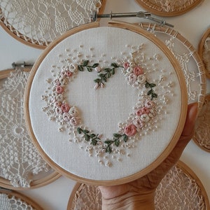 刺繍キット、ビデオチュートリアル、パターン、ステッチガイド、生地、バレンタインデーの愛のローズハート刺繍、彼女/大人へのウェディング刺繍ギフト