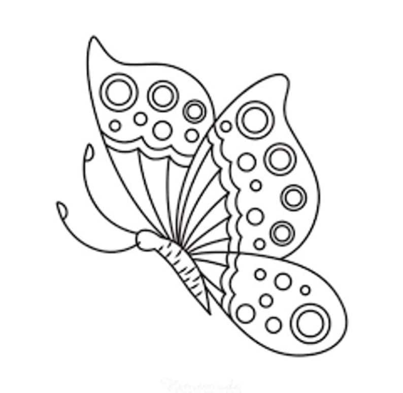 Puede incluir: Dibujo lineal en blanco y negro de una mariposa. Las alas de la mariposa est&aacute;n decoradas con c&iacute;rculos de diferentes tama&ntilde;os y patrones. Las antenas son curvas y el cuerpo est&aacute; segmentado. Ilustraci&oacute;n sencilla.