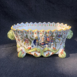 Antique hand-painted earthenware flowerpot/jardinière from the Fourmaintraux Frères (1879-1887)  Desvres manufactory,  France.