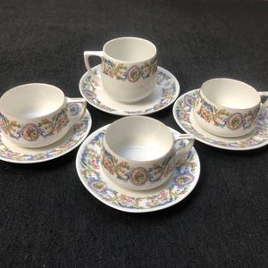 Vier antike Tee-/Kaffee-Sets aus feinem Porzellan, hergestellt von der österreichischen Manufaktur Stara Rolle (Altrohlau) oder MZ, Ende des 19.Jhs.