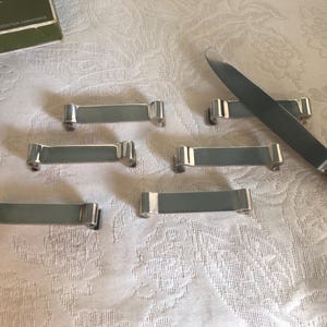 Portacuchillos vintage Christofle de metal plateado, colección Gallia, modelo Arabesque, en su caja original, Francia, década de 1935-1983