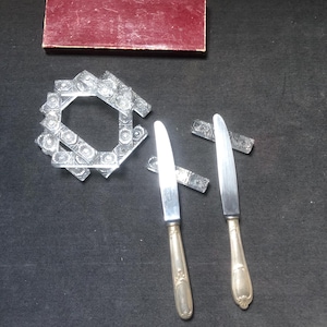 Vintage Set of 12 Glass Cutlery Rests, knife rests/porte-couteaux with geometric cut crystal base, in the original box, Germany, 1960s
