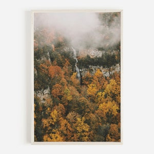 Wasserfall im Herbstwald Druck, rustikale Wohnkultur, nebligen Berg Poster, Herbst Fotografie, Natur Wasserfall Druck, rustikale Herbstbäume