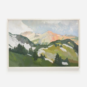 Op de afbeelding: Een schilderij van een bergketen met groene heuvels, bomen en sneeuw. De lucht is lichtblauw met witte wolken.