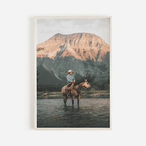Cowboy no rio, cenário ocidental, arte de parede de cavalo de rancho, passeios a cavalo no rio, decoração de casa de cowboy, cordilheira ocidental, montanha para impressão