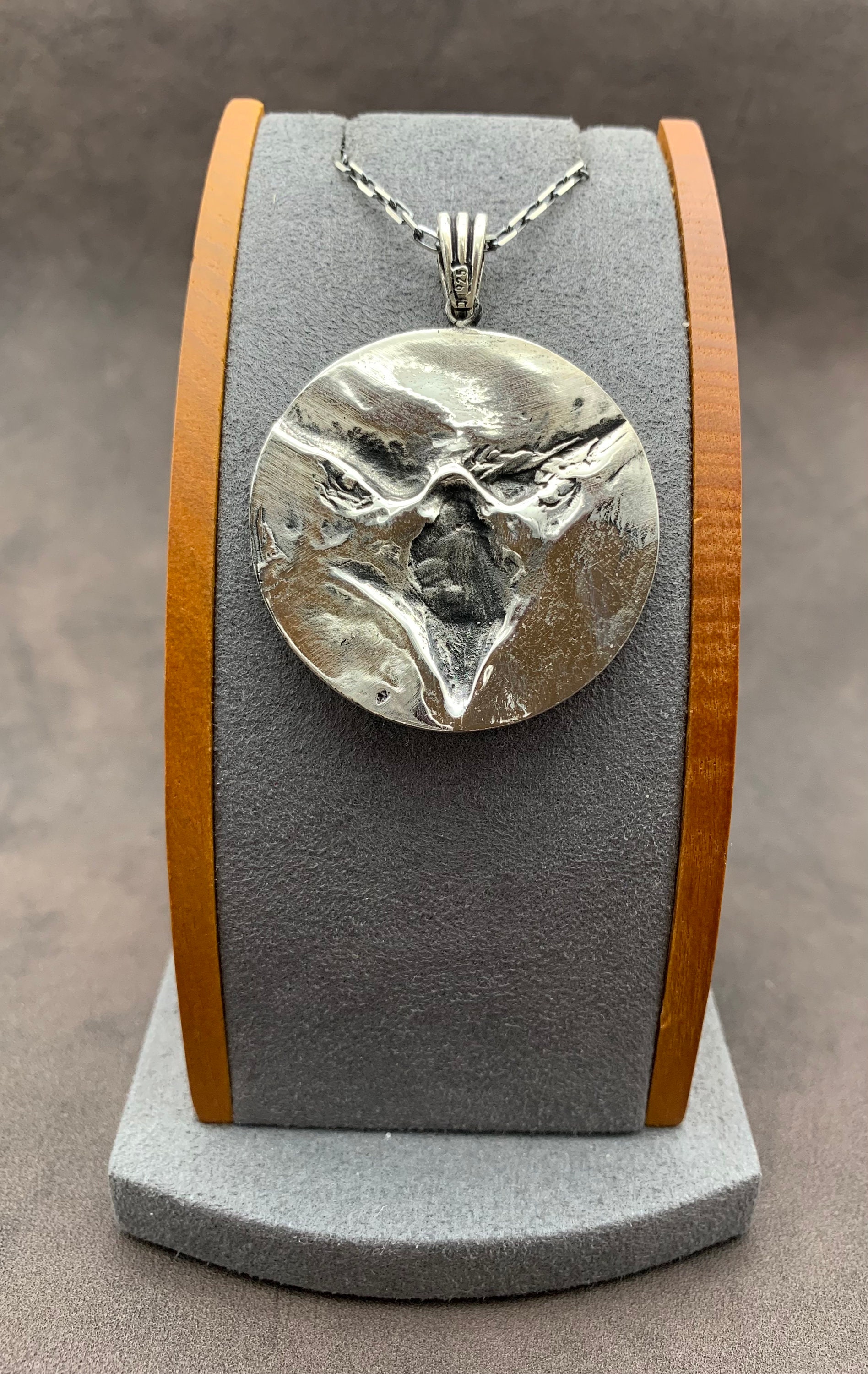 925 Sterling Silver Eagle Pendant & Chain. Round Eagle Head