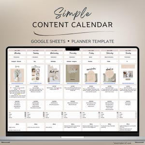Op de afbeelding: Een digitaal contentkalender template op een laptopscherm. De template heet "Simple Content Calendar" en bevat secties voor Google Sheets en planner templates. Het ontwerp is beige en wit met tekst en afbeeldingen.