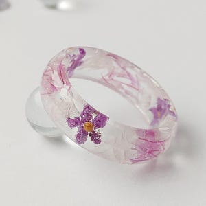 Sappisk blommig ring - Hartsband med äkta blommor - HBTQ Pride Parade-tillbehör – Subtila queera smycken