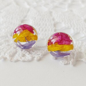 Orecchini botanici LGBTQ+ Pride - Borchie in resina con veri fiori secchi - Piccoli gioielli in acciaio inossidabile - Punto da 8 mm e 10 mm - Regalo di identità queer sottile