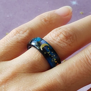 Puede incluir: Un letrero de madera rústica con el texto "Welcome to our home" en letras blancas. El letrero presenta un acabado envejecido y un diseño sencillo y acogedor, ideal para un porche o entrada.