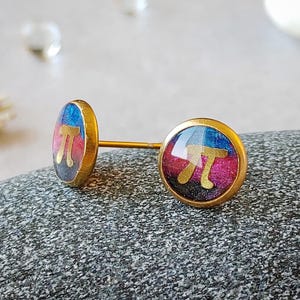 Puces d'oreilles Polyamory Pride - Bijoux dorés en acier inoxydable - Accessoire symbole Pi 10 mm - Subtil cadeau polyamoureux