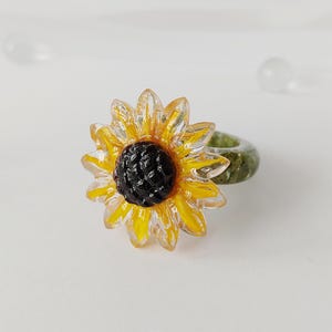Solros-resinring - Ring med riktiga blomblad - Sommar- och höstblommig accessoar - Botaniskt inspirerade smycken