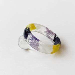 Icke-binär blommig ring - Hartsband med äkta blommor - HBTQ Pride Parade-tillbehör – Subtila smycken