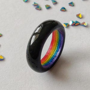 Dyskretny pierścień LGBTQ – czarna, lśniąca opaska z żywicy – subtelna biżuteria ręcznie robiona Pride – ukryty dodatek dla osób LGBTQ
