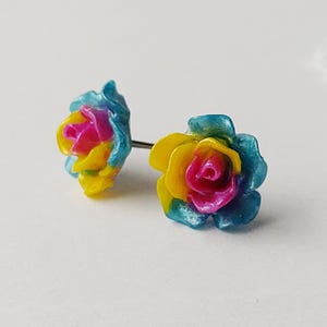 Brincos de Rosa LGBTQ+ - Brincos de Resina com a Bandeira do Orgulho - Joias Florais Delicadas de 11 mm - Presente Ideal - Hastes de Aço Inoxidável