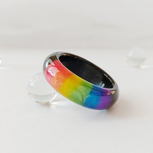 Anello minimalista in resina con la scritta Pride – Anello LGBTQ personalizzato – Regalo discreto per esprimere la propria identità queer – Gioiello unisex personalizzato