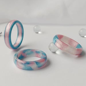 Transgender Pride-ring - subtiele trans-LHBTQ+ sieraden - minimalistisch handgemaakt queer cadeau - uniseks harsband