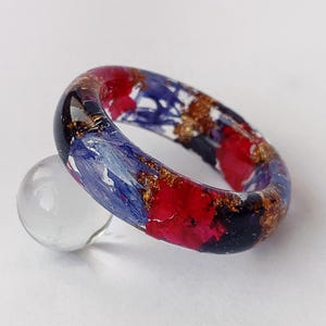 Bloemenring polyamorie - harsband met echte bloem - LGBTQ Pride Parade-accessoire – subtiele queer-sieraden