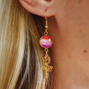 Boucles d'oreilles roses subtiles - Gouttes florales dorées en acier inoxydable - Bijoux drapeau LGBTQ personnalisés en résine