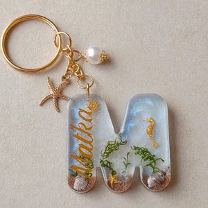 Portachiavi personalizzato con iniziale a tema spiaggia - Portachiavi con nome personalizzato - Ciondolo per borsa a forma di cavalluccio marino e stella marina - Regalo estivo con sirena, perla e conchiglia