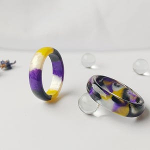 Anillo de Orgullo No Binario – Joyería de Resina Enby Subtle – Anillo de Orgullo LGBTQ Artesanal – Regalo de Identidad Queer