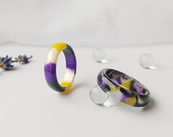Anillo de Orgullo No Binario – Joyería de Resina Enby Subtle – Anillo de Orgullo LGBTQ Artesanal – Regalo de Identidad Queer