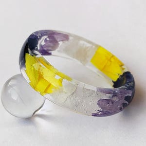 ノンバイナリー フローラルリング - 本物の花の樹脂バンド - LGBTQプライドパレードアクセサリー - 控えめなジュエリー