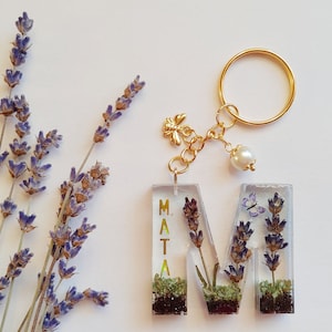 Llavero de lavanda - Llavero inicial personalizado - Llavero de nombre - Llavero de resina personalizado - Llavero inicial de flor - Regalos para ella - Carta