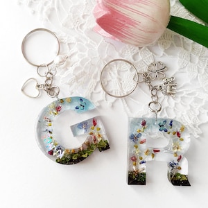 Gepersonaliseerde sleutelhanger bloemenweide alfabet - aangepaste hars eerste sleutelhanger - cadeau echte botanische wilde bloementuin - briefaccessoire