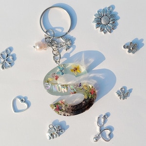 Gepersonaliseerde naam sleutelhanger - bloem sleutelhanger - eerste sleutelhanger - aangepaste hars sleutelhanger - bloem eerste sleutelhanger - geschenken voor haar