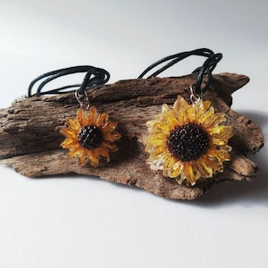 本物の花ひまわりペンダント：樹脂製花ネックレス