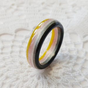 Anello dell'orgoglio queerplatonico - Gioiello in resina LGBTQ+ sottile - Regalo di identità QPR fatto a mano - Fascia unisex minimalista