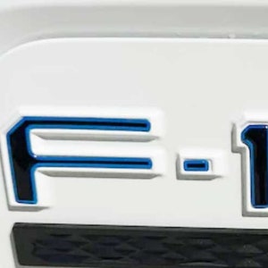 PARA CARREGADOR Porta LIGHTNING Conjunto de 2, 2023 2024 2025 Adesivos decalques em relevo do lado do motorista e do passageiro Inserir letras refletivas
