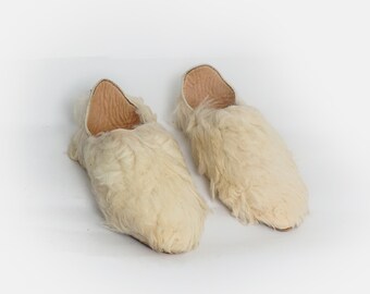 Handcrafted Sheep Hair Slippers, Luxurious Woolen Indoor Footwear, Cozy and Warm House Shoes