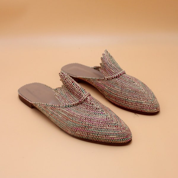 Handgefertigte Multicolor Raffia Pantoletten: Umweltfreundliche Sommerschuhe
