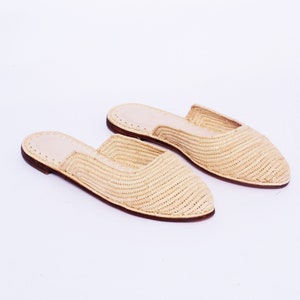 Chaussons en raphia faits main : mules d&#39;été marocaines