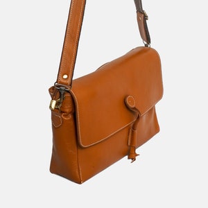 Sac à bandoulière en cuir véritable - Sac à bandoulière unisexe avec bandoulière réglable, fermeture à rabat sécurisée, sacoche classique de tous les jours