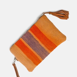 Clutch de pulsera a rayas tejidas a mano con borla de cuero, clutch naranja y morado estilo boho, bolso textil hecho a mano único para mujer