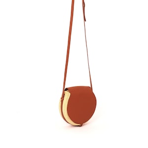 Runde Umhängetasche aus Leder und Raffia mit verstellbarem Riemen | Einzigartige Raffia Handtasche | Perfekt für den Alltag | Umweltfreundliche Raffia Geldbörse