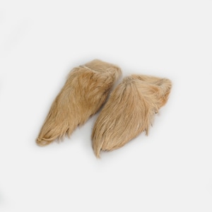 Puede incluir: Un par de zapatillas de piel marr&oacute;n claro. Las zapatillas est&aacute;n hechas de un material suave y esponjoso y tienen una punta puntiaguda.