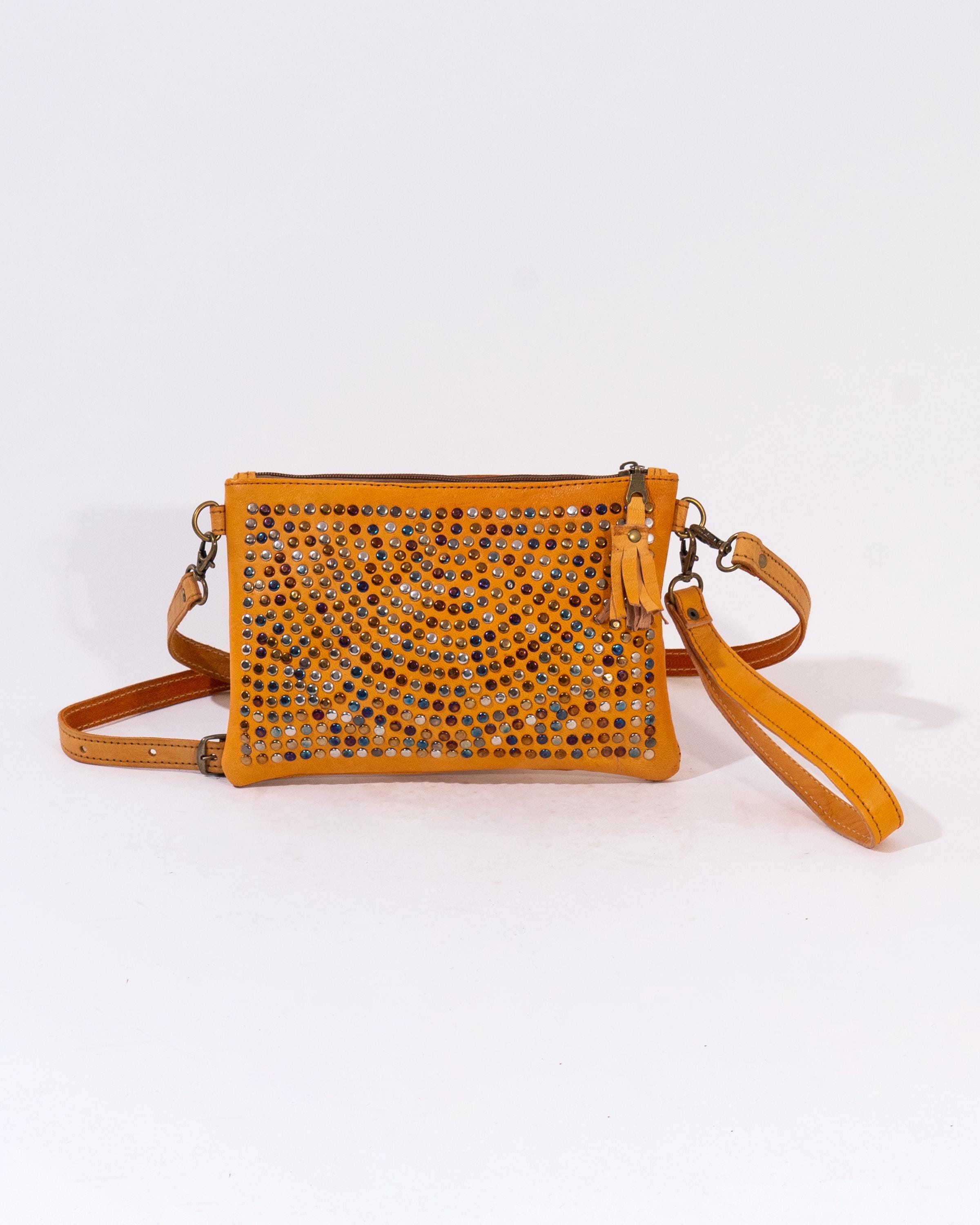 Sac bandoulière en cuir moutarde fait main : pochette bohème festival à clous