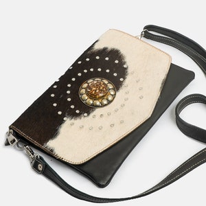 Sac à bandoulière Boho Cowhide avec médaillon embelli - Sac à bandoulière en cuir et fourrure de style occidental avec accents de clous, accessoire unique